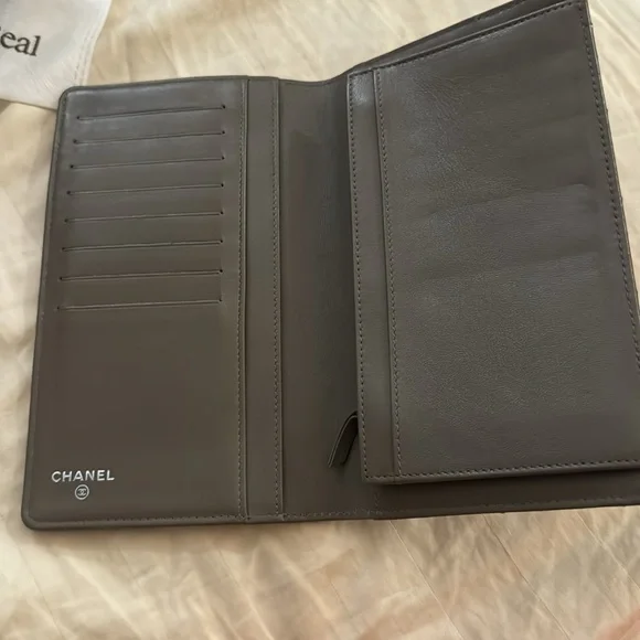 ❌SOLD❌Very Good Used Auth Chanel Patent Leather Wallet - Neutral/ Gray Color - Picture 5 of 15